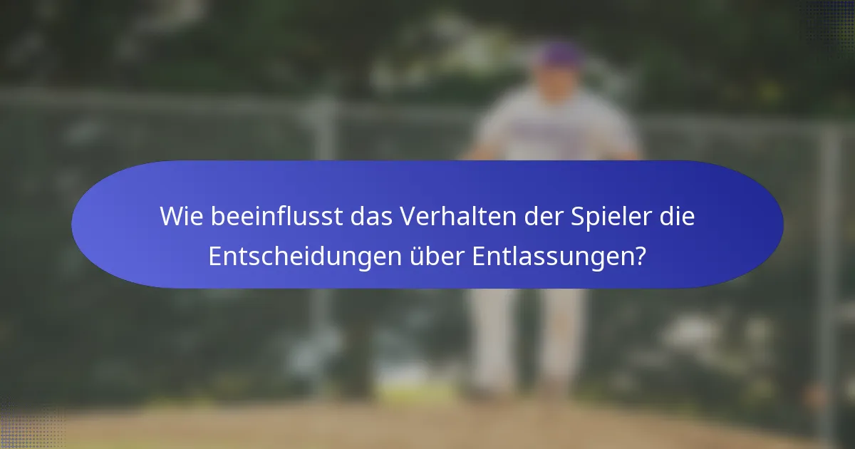Wie beeinflusst das Verhalten der Spieler die Entscheidungen über Entlassungen?